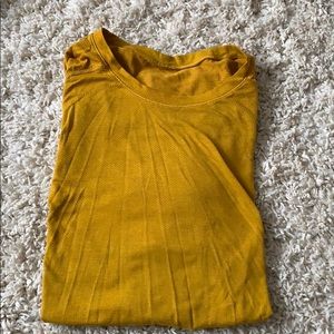 men’s lululemon workout short sleeve, size M